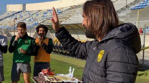 Dan Alexa, sărbătoritul zilei la Brașov! Antrenorul a primit un tort cu cifrele inversate: ”Au încercat cei de la club ceva, dar tot 43 de ani am”