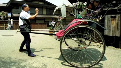 GENIAL! Un chinez a parcurs 60.000 de km cu ricșa pentru a merge la JO 2012! :)** A plecat acum doi ani de acasă