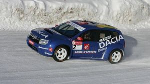 VIDEO Alain Prost și Dacia,** pe podium la Trophee Andros!