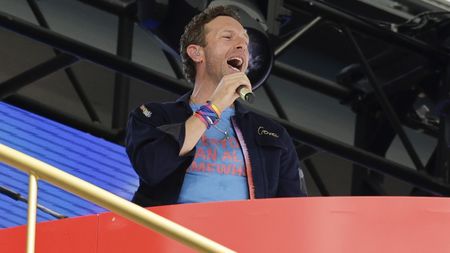 „Papagal! Te duci în public cu amanta? Dar să te ferească Dumnezeu să ai soție ca a lui”. Milionarul român, verdict spumos despre CEO-ul prins cu amanta la concertul Coldplay
