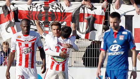 FOTO Dacă mai face încă o partidă ca asta, îi ridică statuie!** Mutu a devenit "îmblânzitorul de lei" în Corsica! Cum îl răsplătesc fanii Ajaccio