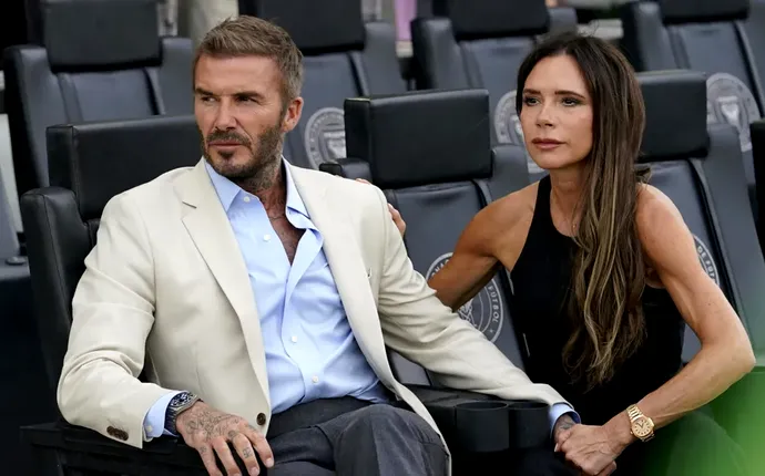 David Beckham şi Victoria Beckham, o căsătorie în criză: cei doi trăiesc separat, dar nu divorțează pentru a nu distruge brandul care le poartă numele! Dezvăluiri incredibile în cartea „Dinastia Beckham: bani, sex şi putere”