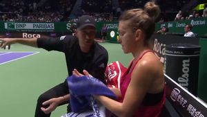 VIDEO | Depășită de situație, Halep a apelat la Darren Cahill în timpul meciului! Discursul australianului a schimbat tot jocul Simonei: "Încearcă să..."