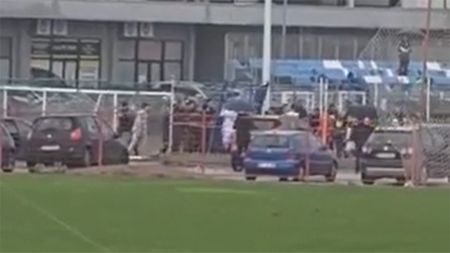 Scandal fără precedent la un meci de juniori: 10 cartonașe roșii, părinții s-au luat la bătaie și a venit poliția!
