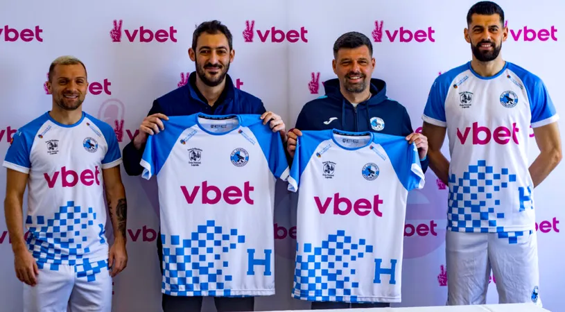 Corvinul are un nou sponsor principal pe echipament începând cu primul meci din 2026. Hunedorenii spun că vor construi solid și credibil alături de un operator de pariuri și jocuri de noroc!