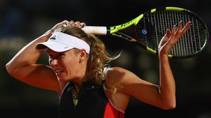 Caro pune presiune pe Simona! Wozniacki a câștigat un meci lung la Roma, s-a calificat în "sferturi" și a revenit pe primul loc în clasamentul live. Ce urmează în lupta pentru #1 și statutul de principală favorită la Roland Garros