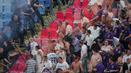 FOTO** Fanii maghiari au încercat să intre în sectorul suporterilor Stelei!