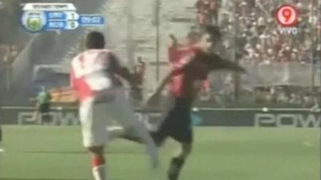 VIDEO TERIFIANT!**  Doare doar dacă privești! A rămas cu piciorul în mână după duelul cu un adversar