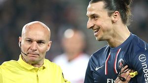 L-a înfruntat pe Zlatan și i-a predat și o lecție: "A venit lângă mine, și-a trosnit degetele, apoi mi-a spus 'dă-mi mingea!'. De ce a refuzat să-i ofere lui Ibra balonul cu care a marcat un hat-trick: "E vorba despre educație!"