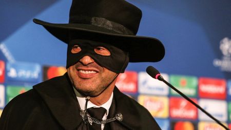 Așa se sărbătorește calificarea în primăvara Ligii! "Zorro", omul care a trimis-o pe Napoli în Europa League: "E cea mai frumoasă conferință de presă din viața mea"