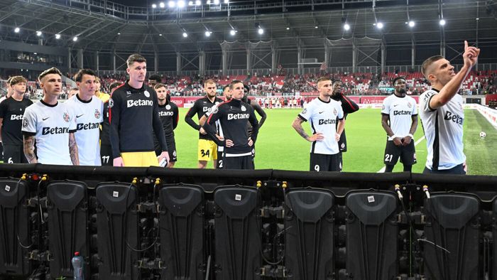 Jucătorii FCSB, băgați în ședință de ultrași chiar după meciul cu Sepsi. Cine a fost ținta numărul unu a Peluzei Nord