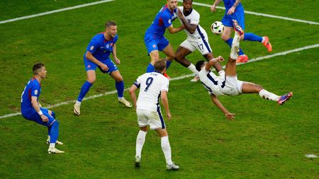 E haos în Anglia! Jude Bellingham poate primi o suspendare drastică pentru gestul obscen pe care l-a făcut în dreptul băncii de rezerve a Slovaciei, după ce a marcat! UEFA a deschis anchetă, fotbalistul a încercat să dea o explicație puerilă