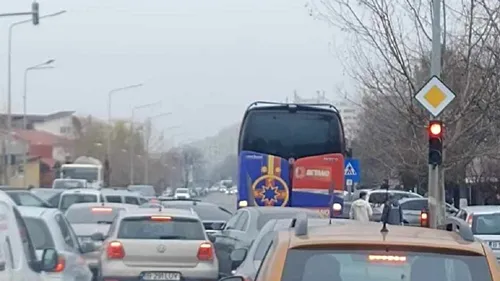 „Mută, bă, căruța!”. Şoferii din Berceni, furioşi după ce autocarul FCSB a blocat traficul: „Gigi Becali e pe drum, vine cu ranga”