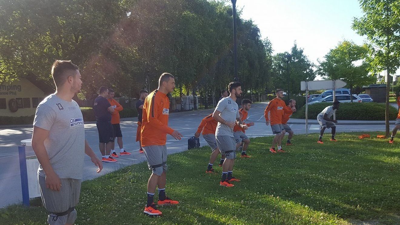 Adio, FCSB! Incertitudinea a luat sfârșit după un an și jumătate: ce scrie pe noile tricouri ale Stelei