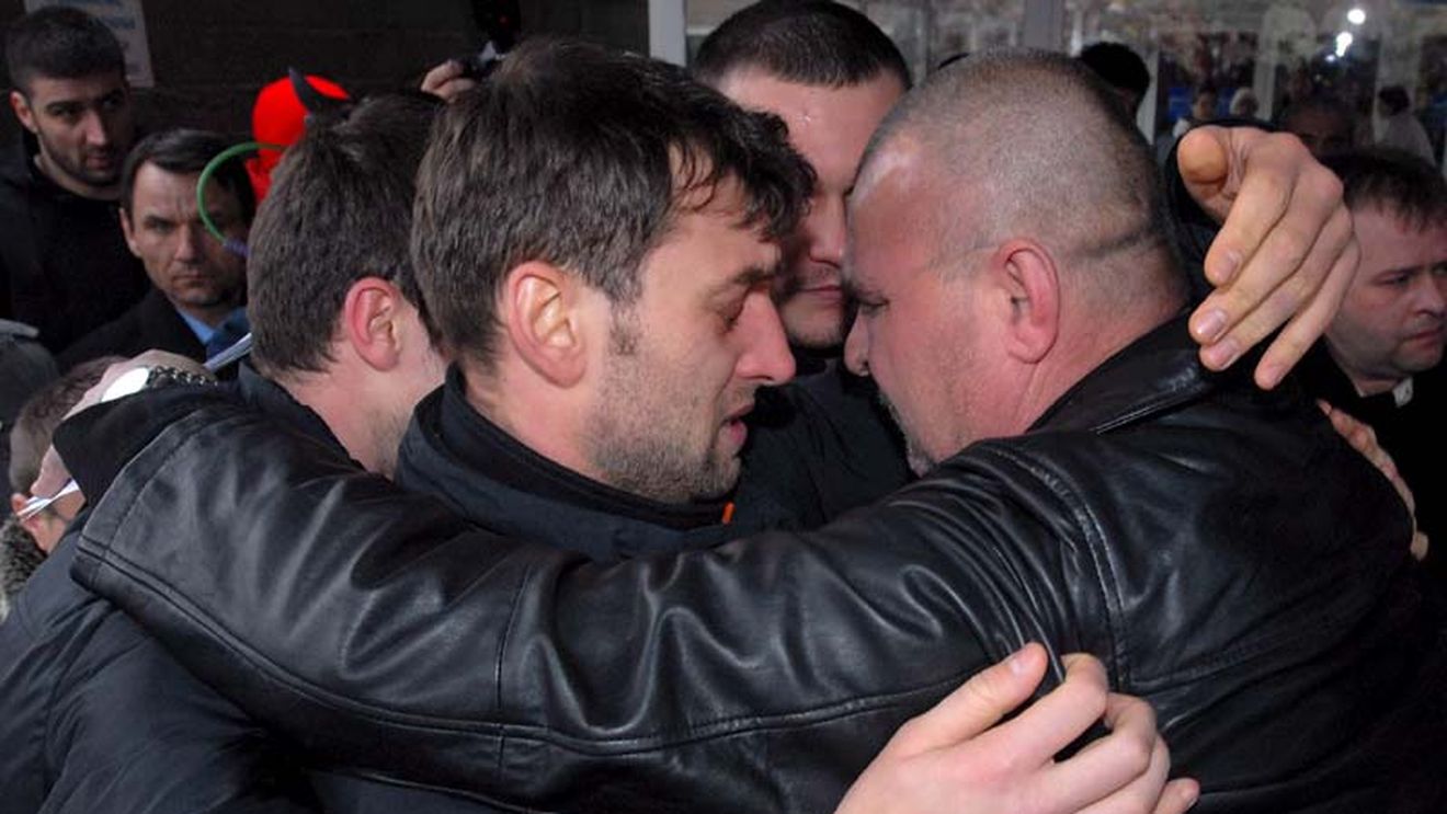 Petre Cozma este încurajat de handbaliștii de la Vesprem