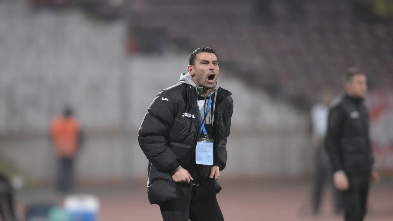 Fază ireală în Dinamo - CSM Poli Iași! Eugen Trică a traversat terenul în timpul meciului în drumul spre vestiare. Faza care l-a scos din minți pe secundul moldovenilor | FOTO

