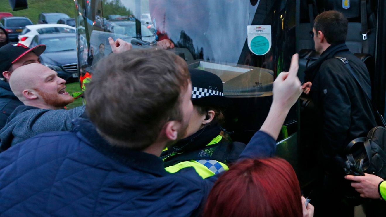 Scene incredibile în Cupa Angliei. Reacția incalificabilă a starurilor din Premier League când fanii le-au cerut socoteală