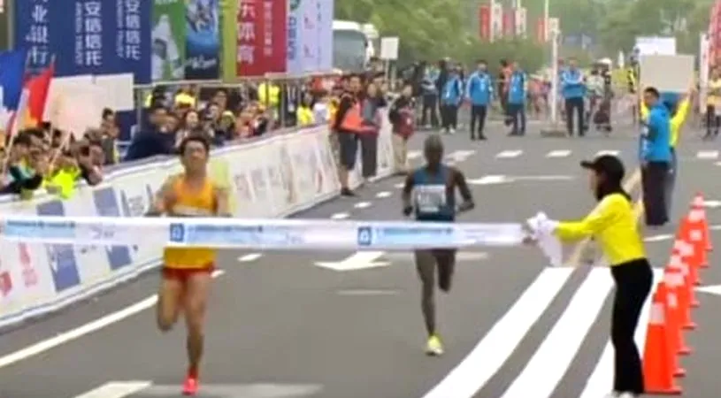 Un atlet a făcut pe el în timpul unui maraton: 