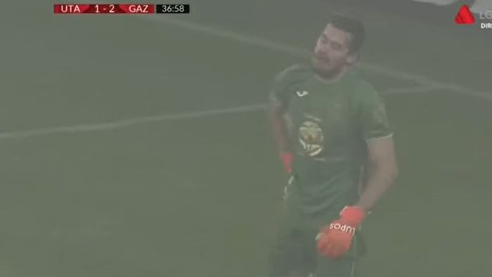 Alexandru Buzbuchi, portarul lui Gaz Metan Mediaș, gafă incredibilă în meciul cu UTA Arad! Nici condițiile meteo nu l-au ajutat | VIDEO