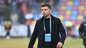 Nicolae Dică a semnat și a fost prezentat oficial la fosta campioană a României! „Bine ai revenit, acasă!”