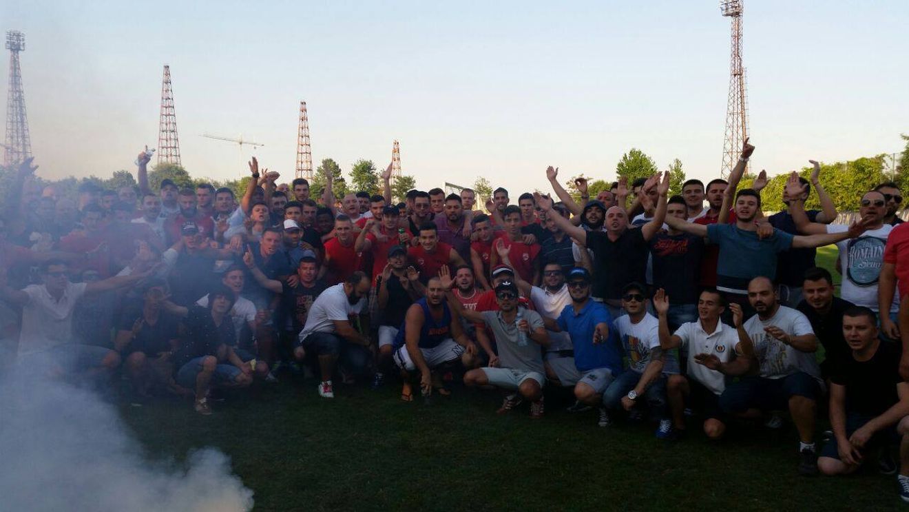 FOTO | Dinamo strânge rândurile înaintea marii bătălii cu Steaua. Jucătorii, asaltați de ultrași la Săftica. Talismanul fanilor pentru jucători