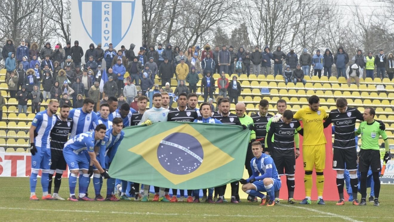 FOTO | Gest superb al oltenilor. Imnul Braziliei a fost ascultat înainte de CSU Craiova - Poli Timișoara, fotbaliștii au ieșit pe teren cu două steaguri


