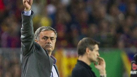 GENIAL! Doar Pițurcă a mai trecut prin așa ceva.** Fanii BarÃ§ei l-au făcut 'șah-mat' pe Mourinho!  "Specialul" nu credea că va auzi vreodată asta pe Camp Nou