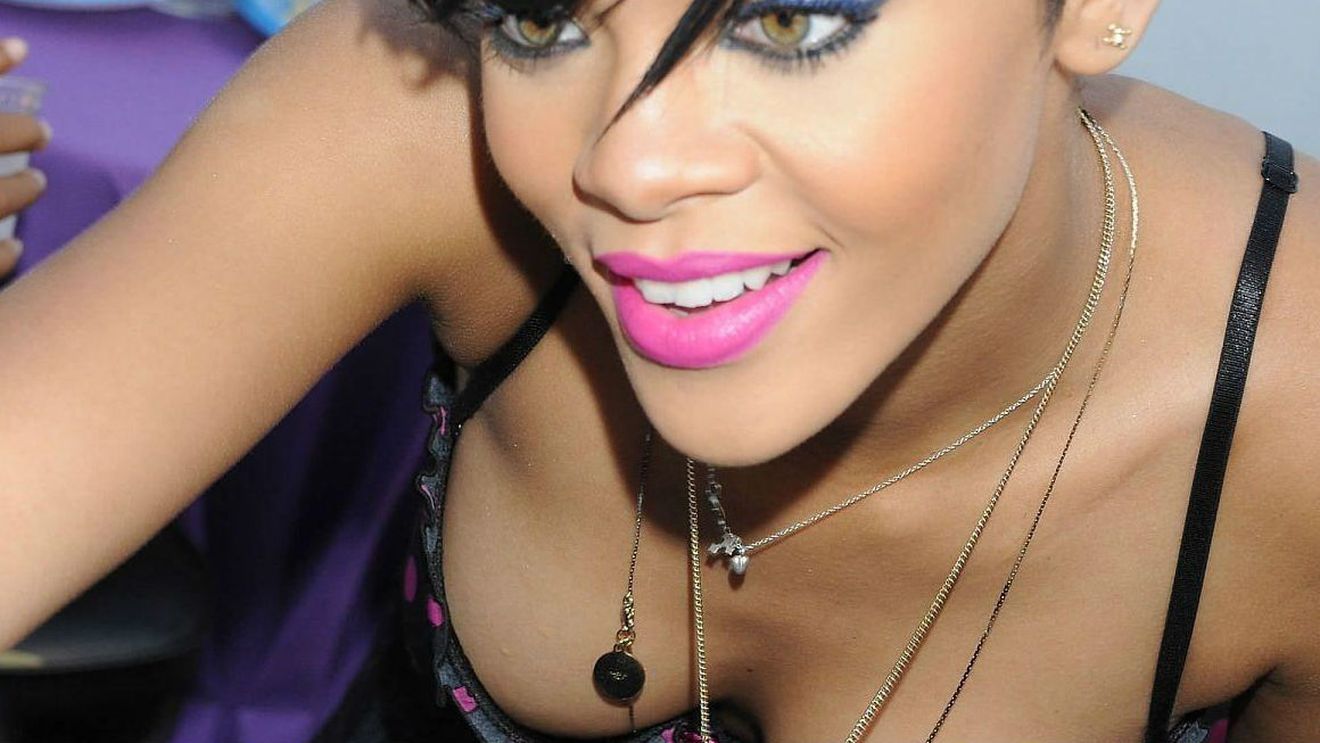 Artista care vrea să cumpere clubul Liverpool s-a făcut de râs. FOTO | Rihanna a lăsat să se vadă mult mai mult decât era cazul