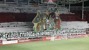 Duel spectaculos al scenografiilor în debutul meciului Rapid - Petrolul! Ironia rapidiștilor și momentul pirotehnic al „lupilor” care a întrerupt partida! | GALERIE FOTO