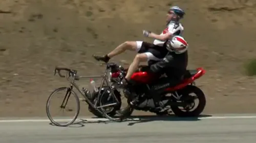 Cel mai stupid accident! VIDEO Un motociclist a spulberat doi bicicliști