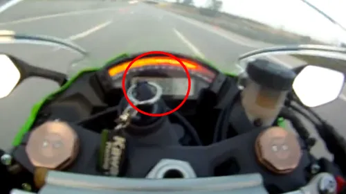 VIDEO INCREDIBIL Numai în Germania! Ce a filmat un motocilist care mergea pe autostradă cu 300 km/h
