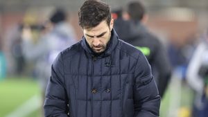 Cesc Fabregas l-a ratat pe Dennis Man, iar acum a primit un refuz categoric din partea jucătorului de 50.000.000 de euro