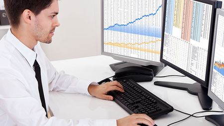 (P) Pariuri Sportive Vs Tranzacționare Online: ce este mai riscant?