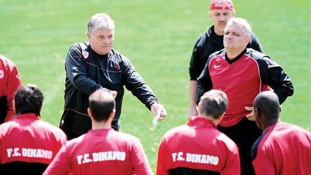 "Dinamo s-a schimbat în bine, dar să-i vedem în jocurile oficiale!** Nu știu dacă au șanse la un loc pe podium"