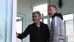 Valeriu Iftime, surprins alături de Mihai Stoica: „Să vedeți ce tărăboi iese!” Ce au discutat înaintea meciului dintre Botoșani și FCSB | FOTO