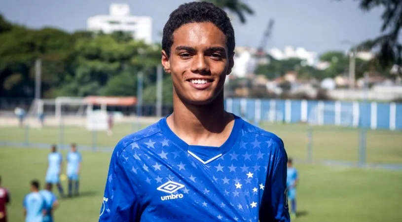 Fiul lui Ronaldinho nu a avut nevoie de tatăl său să impresioneze. Joan Mendes a semnat cu un club uriaș fără ca oficialii echipei să știe cine este de fapt | VIDEO