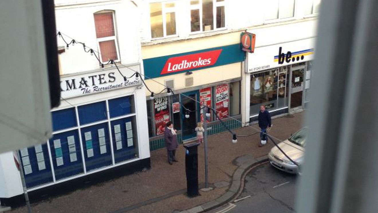 VIDEO Pariurile i-au luat mințile unei mame!** Și-a lăsat copilul în stradă "ca pe un câine!"