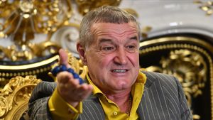 Gigi Becali, desființat de suporterii lui Hermannstadt: „Cel mai grețos personaj din fotbalul românesc”. Bannerul afișat pe stadionul din Sibiu | FOTO