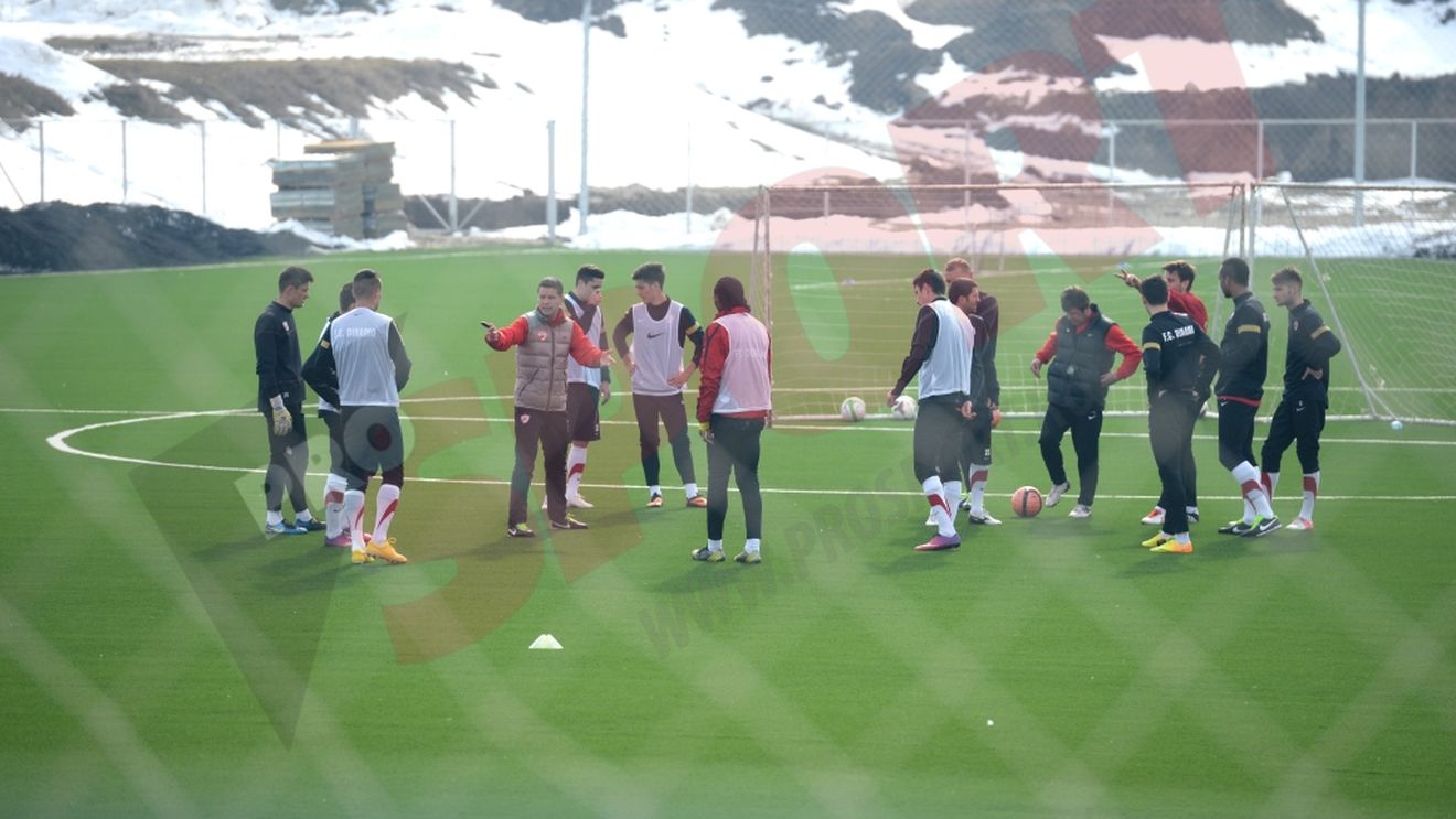 Dinamo nu are unde să se antreneze. La Săftica e noroi, miercuri s-a mers în sală, iar joi, "câinii" se vor pregăti în comuna 1 Decembrie. Dinamo 2 a ajuns la Cernica