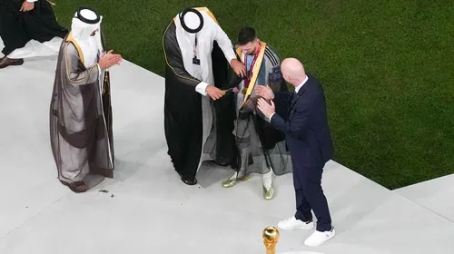 Moment controversat la festivitatea de premiere: cum a fost îmbrăcat <i class='ep-highlight'>Leo</i> <i class='ep-highlight'>Messi</i> de președintele FIFA, Infantino, și de șeicul qatarez! Ce a fost obligat să poarte argentinianul | FOTO