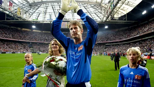 S-a retras o legendă!** 53.000 de spectatori la ultimul meci al lui Edwin van der Sar! VIDEO