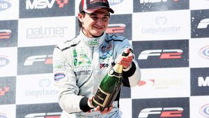 Mâinile pe volan!** Mihai Marinescu le prezintă fanilor "creierul" monopostului său