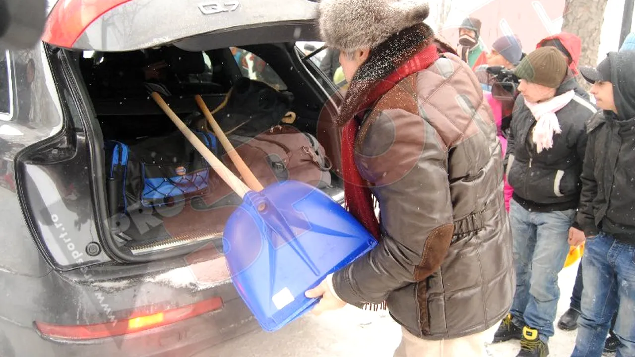 FOTO! Becali s-a ținut de cuvânt: a dus 12 utilaje și mii de lopeți în Vrancea! Apelul lui Gigi către localnici
