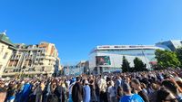 🚨 Petrecerea de titlu a Universității Craiova. Campionii merg prin oraș într-un autocar descoperit! Piața „Mihai Viteazul” e un adevărat furnicar!
