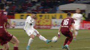 Marius Avram face lumină în urma fazei controversate din derby-ul CFR - Rapid! De ce are dreptate „centralul” Marian Barbu pentru că nu a acordat penalty după ce mingea a atins mâna lui Mateo Susic în careu | EXCLUSIV