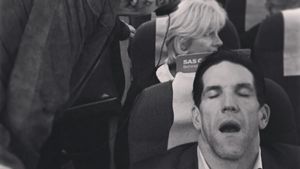 IMAGINEA ZILEI | Bendtner a realizat una dintre cele mai amuzante fotografii ale anului. Ce a făcut vârful lui Wolfsburg în avion