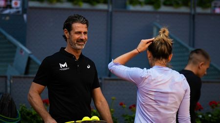 Cum a reușit Patrick Mouratoglou să transforme atmosfera în staff-ul Simonei Halep: românca e mereu cu zâmbetul pe buze! Imagini senzaționale filmate înainte de meciul cu Paula Badosa: campioana noastră e binedispusă și „bate cuba” cu antrenorii săi! VIDEO