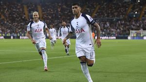 Îl aşteaptă o luptă grea pe Radu Drăguşin! Rivalii pe post Van de Ven şi Romero au marcat cu PSG în Supercupa Europei