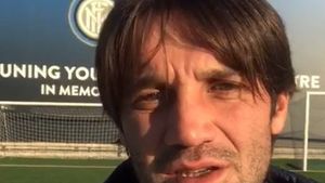 FOTO & VIDEO | "Moș Crăciun" Chivu și-a luat rolul în serios! Fostul căpitan al naționalei a făcut 200 de copii fericiți de la clubul de la care a plecat în fotbalul mare, CSM Reșita