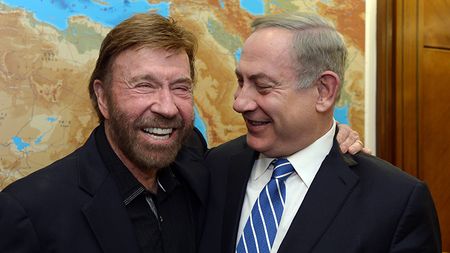 Chuck Norris a trecut pe lângă o tragedie. Actorul american a suferit două atacuri de cord în 47 de minute. Apropiații săi sunt uimiți de ce au văzut